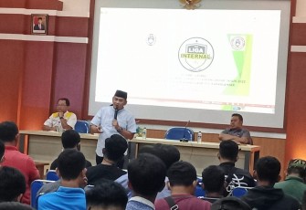 Prihanto (berdiri memakai peci) saat memimpin rapat persiapan Liga Internal Askab PSSI Karanganyar, Jumat  (22/4/2022).