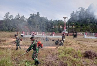 Satgas Pamtas Yonif 645/Gty saat Laksanakan Karya Bhakti Pembersihan