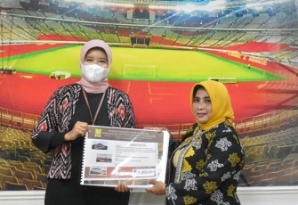 Walikota Tanjung Pinang Rahma saat Serahkan Dokumen Readiness Criteria Revitalisasi Pasar Baru