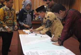 Sekda Hamka saat membuka Kegiatan Konsultasi Publik Final Materi Teknis Perairan Pesisir Dokumen RZWP3K, di Ruang Pola Pemprov Bengkulu, Kamis (03/11). 