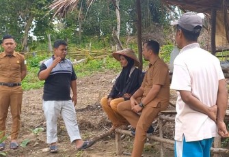 Zulfadli Oyong saat Survei Lahan Warga yang Bertani secara Mandiri