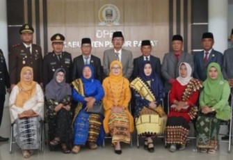 Foto besama usai rapat paripurna