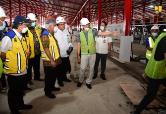 Menteri PUPR Basuki Hadimuljono meninjau pembangunan Tempat Pengolahan Sampah Terpadu (TPST) Kesiman Kertalangu di Denpasar Timur untuk meningkatkan layanan sanitasi di Kota Denpasar, Bali, Rabu (9/11/2022).
