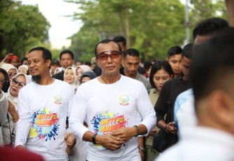 Pangdam XIV/Hasanuddin Mayjen TNI Dr. Totok Imam Santoso, S.I.P., S.Sos., M.Tr. (Han) saat ikuti Jalan Sehat Peringati HUT ke-353 Sulsel 