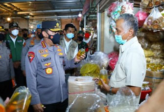 Kapolri Jenderal Listyo Sigit Prabowo saat cek migor di pasar