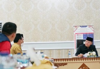 Gubernur Bengkulu saat menerima audiensi Perwakilan Forum Komunikasi Tenaga Harian Lepas Tenaga Bantu Penyuluh Pertanian Bengkulu dan Perwakilan Tenaga Harian Lepas Penyuluh Perkebunan (THL-PP), di Balai Raya Semarak, Senin (12/9).