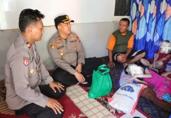 Kapolres Lebong saat beri Bansos ke Warga Desa Kampung Dalam