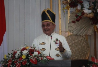 Walikota Bitung, Maurits Mantiri saat memberikan sambutan di paripurna