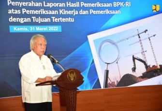 Menteri Basuki dalam acara Penyerahan Laporan Hasil Pemeriksaan BPK-RI atas Pemeriksaan Kinerja dan Pemeriksaan dengan Tujuan Tertentu di Ruang Serbaguna Lantai 17 Gedung Utama Kementerian PUPR, Kamis (31/3/2022).