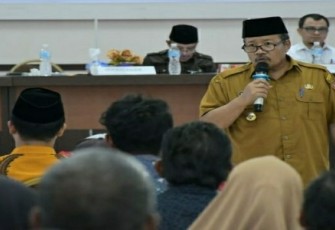 Bupati Agam Andri Warman minta mahasiswa meningkatkan prestasi.