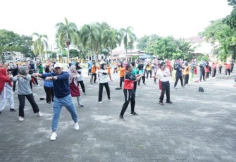 Wakil Bupati Asahan usai mengikuti senam massal tersebut di Halaman Kantor Dinas Pemuda, Olahraga dan Parawisata Kabupaten Asahan, Jum’at (04/11/2022).