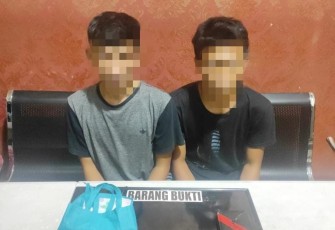 Dua Pemuda saat diamankan besera barang bukti
