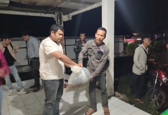Pemdes Suro Muncar saat Bagikan Puluhan Ribu Bibit Lele ke ketua Kelompok