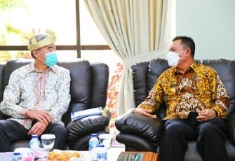 Gubernur Kepulauan Riau H. Ansar Ahmad saat bertemu Duta Besar Amerika Serikat untuk Republik Indonesia Mr. Sung Y. Kim di VIP Bandara Hang Nadim Batam pada Selasa (29/03). 