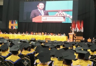 Bamsoet saat memberikan orasi ilmiah dalam rangka Dies Natalis ke-64 dan Wisuda Program Sarjana S1, S2, dan S3 Tahun Akademik 2021/2022 Universitas Jayabaya, Jakarta, Selasa (11/10/22).