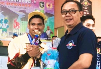 Atlet Cabor Tarung Derajat Kabupaten Bintan (kiri) saat terima Medali Emas Cabor Tarung Derajat