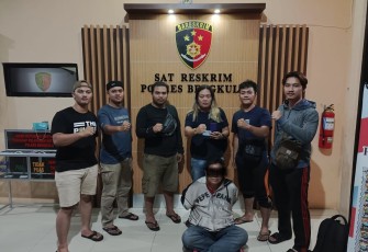 Tersangka (duduk diborgol) saat diamankan