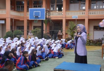 Ketua TP.PKK Kota Padang Panjang dr. Dian Puspita Fadly Amran Sp.JP membuka Gerakan Nasional Aksi Bergizi di Sekolah dan Minum Tablet Tambah Darah bagi Remaja Putri.