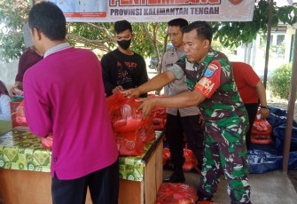Babinsa Koramil Bukit Batu saat Dampingi Kegiatan Pasar Penyeimbang Pemprov Kalteng 