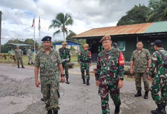 Dansatgas Pamtas RI-Malaysia Yonarmed 19/105 Trk Bogani saat Kunker ke Pos Gabma Lubok Antu di Malaysia