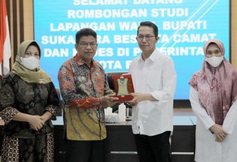 Wakil Wali Kota Batam Amsakar Achmad (Kemeja Putih)menerima langsung kedatangan rombongan yang dipimpin Wakil Bupati Sukamara Ahmadi tersebut di Aula Engku Hamidah Kantor Walikota Batam.(Fhoto: Ist)