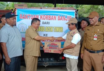 Disdikbud Aceh Timur Bersama MKKS SMP dan K3S SD saat Berikan Bantuan Sosial kepada Korban Banjir di Aceh Tamiang