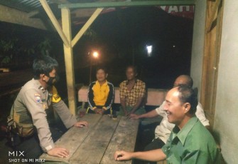 Bhabinkamtibmas Polres Kaur saat Sambangi Warga