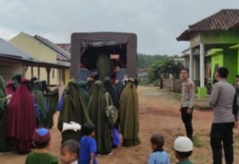 Anggota Samapta Polres Oku Timur, Polda Sumsel saat melakukan 'Sikampai' terhadap Santriwati Ponpes Darul Qur'an Wal Hadis Oku Timur ke wisata Mencar, Selasa kemarin (29/11/2022).