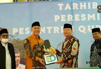 Gubernur Bengkulu Rohidin Mersyah saat meresmikan asrama baru santri pesantren Qur'an Yayasan Al-Fida di Padang Jati Kota Bengkulu, Sabtu 26/03/2022.