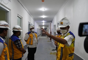 Dirjen Perumahan Kementerian PUPR Iwan Suprijanto saat melakukan peninjauan