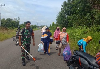 Babinsa Bersama Lurah Marang dan Warga Gotong Royong Bersihkan Jalan 