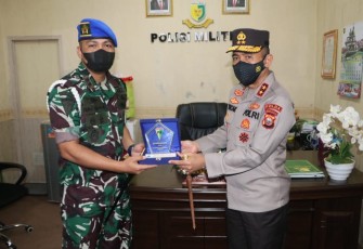 Kapolda Bengkulu, Dandenpom, serta PLH Kepala BPK perwakilan Bengkulu saling bertukar kenang - kenangan berupa Cindera mata 