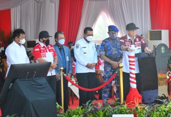 Gubernur Kepulauan Riau Ansar Ahmad mendampingi Menteri Hukum dan Hak Azasi Manusia (Menkumham) RI Yasona Laoli menghadiri peringatan Hari Bhkati Imigrasi ke-72