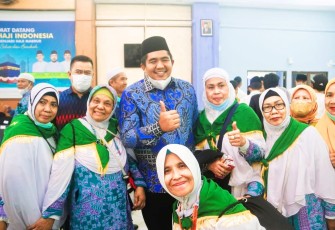 PLT Bupati Bintan Roby Kurniawan SPWK saat berfoto bersama Haji Bintan.