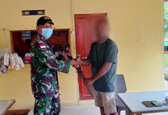 Warga Perbatasan saat dengan Sukarela Serahkan Senpi Rakitan kepada Satgas Pamtas Yonif 645/GTY