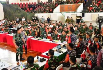 Panglima TNI Jenderal TNI Andika Perkasa saat pimpin simulasi Tactical Floor Game (TFG) bertempat di Gelanggang Olah Raga (GOR) Praja Raksaka Bali, Rabu, (09/11).