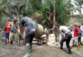 Polisi saat Bantu Warga Perbaiki Jembatan Penghubung Dua Desa