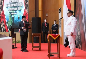 Mendagri Muhammad Tito Karnavian saat melantik Muhammad Musa'ad sebagai Penjabat (Pj) Gubernur Papua Barat Daya. Pelantikan berlangsung di Gedung Sasana Bhakti Praja Kantor Pusat Kementerian Dalam Negeri (Kemendagri), Jumat (9/12/2022).