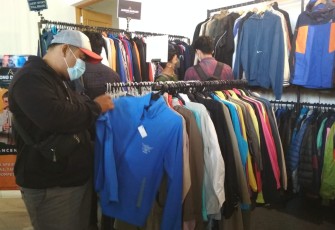 Pengunjung sedang memilih pakaian di salah satu stan Bazaar Thrift Sesi Tuku, di Sarkara Hall, de Tjolomadoe, Karanganyar. Kamis (21/2022).
