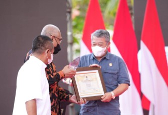 Penyerahan penghargaan PWI Jatim dalam puncak HPN Jatim 2022 di halaman WBL Lamongan, Sabtu (26/03/22) kemarin.