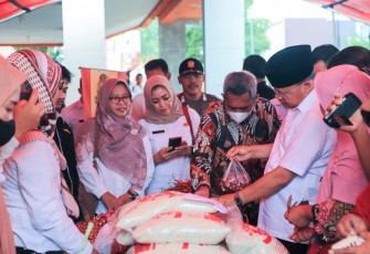 Gubernur Rohidin saat menyerahkan BLT dan peninjauan aktivitas pasar murah terintegrasi. 