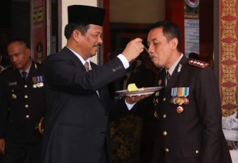 Wali Kota Batam, Muhammad Rudi saat menyuap nasi tumpeng kepada Kapolresta Barelang Kombes Pol Nugroho Tri.