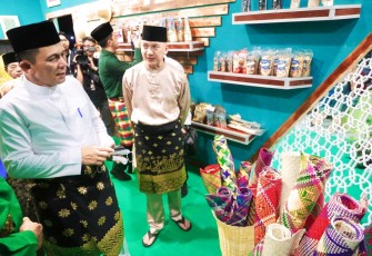 Gubernur Ansar saat Borong Makanan Olahan Asli Kepri
