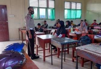 Satlantas Polres Lingga saat Sosialisasikan Kamseltibcarlantas Kepada Pelajar