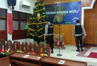 Polsek Cepu dan Koramil  tetap melakukan pengamanan gereja meski puncak Natal selesai.