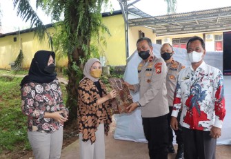 Wakapolda Bengkulu Brigjen Pol. Hari Prasodjo, MH saat meninjau vaksinasi massal serentak di Polres Bengkulu Tengah hari ini, Jum’at (25/03/2022).