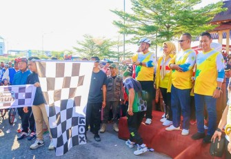 Gunernur Prov Kepri Ansar Ahmad saat lepas 1000 peserta jelajah wisata Karimun