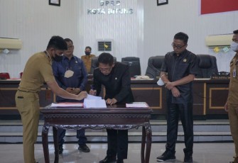 Wakil Walikota Bitung Hengky Honandar saat menanda tangani nota kesepakatan