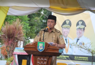 Asisten Administrasi Umum Setda Provinsi Bengkulu Ika Joni Ikhwan saat membuka Gelar Karya Inovasi Kreativitas Tobo Kito Melalui Produk dan Teknologi (Ketupek) 2022, di Halaman Kantor Badan Perencanaan, Penelitian dan Pengembangan (Bappeda) Bengkulu, Selasa (25/10). 