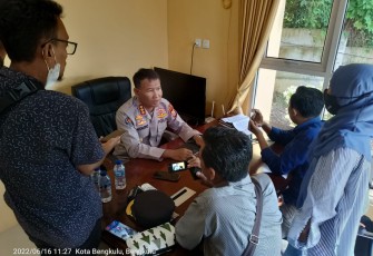 Kabid Humas Polda Bengkulu Kombes Pol Sudarno, S.Sos., M.H., ketika diwawancarai awak media diruang kerjanya kemarin (Jum’at, 17/06/22).